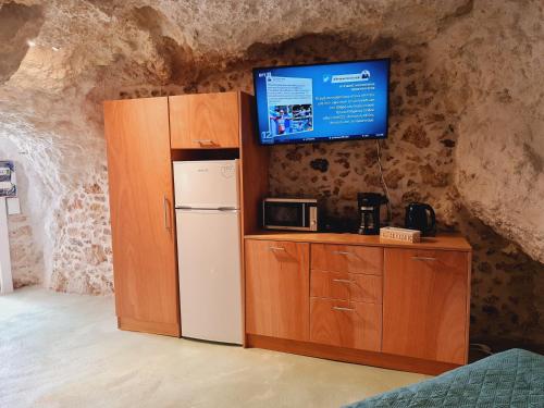 Η κουζίνα ή μικρή κουζίνα στο Anassa 8 Real Cave