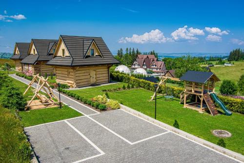 Κήπος έξω από το Domki Górskie Janosik, Kwicoł i Pyzdra Jacuzzi, Sauna
