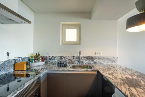 eine Küche mit einer Spüle und einer Arbeitsplatte in der Unterkunft Cascais Bay Terrace ii in Cascais