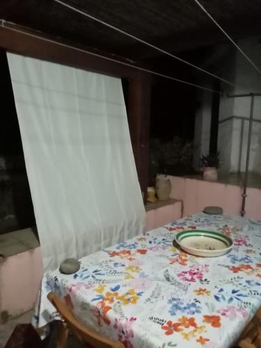 einen Tisch mit einer Platte darüber in der Unterkunft LA CASA DI TITTA in Pantelleria