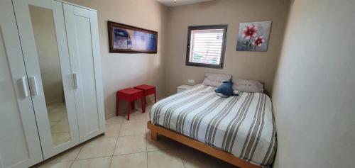 a bedroom with a bed with a teddy bear on it at דירת נופש היהלום שבחושן in Eilat