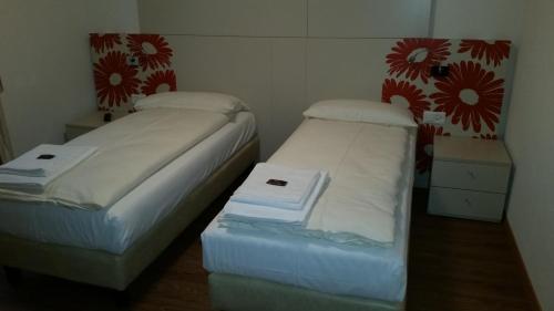 two beds in a small room with twounks at Ristorante Stazione con alloggio in Rivera