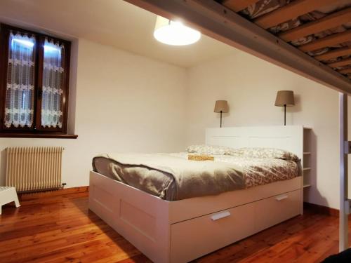 1 dormitorio con 1 cama grande en una habitación en The Family Stone House Dolomiti Cortina, en Venas