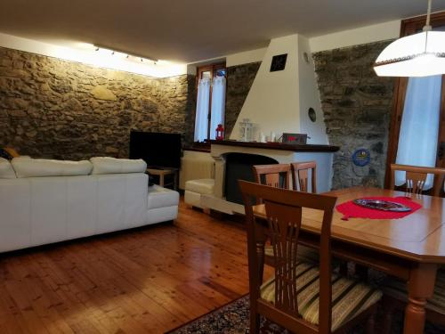 sala de estar con mesa y sofá blanco en The Family Stone House Dolomiti Cortina, en Venas