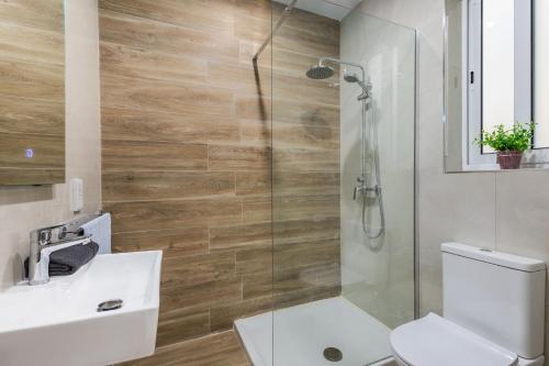 y baño con ducha, aseo y lavamanos. en Celestina Farmhouse en Xagħra