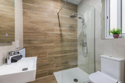 Un baño con ducha, inodoro y lavabo. en Celestina Farmhouse, en Xagħra