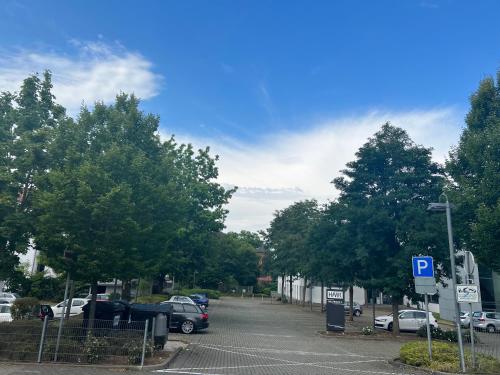 a parking lot with cars parked in a parking lot at Ferienwohnung am Park in Holzminden