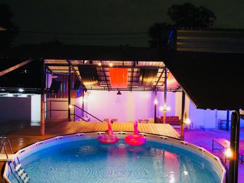 uma piscina à noite com luzes em Wild Ones Hostel em Banguecoque