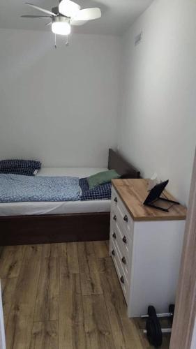 een slaapkamer met een bed en een dressoir bij Moderný byt s krbom a klimatizáciou in Prešov