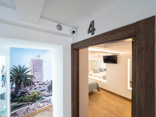 Cette chambre offre une vue sur une chambre d'hôtel. dans l'établissement La Isla , tu hogar en Torre del Mar., à Torre del Mar