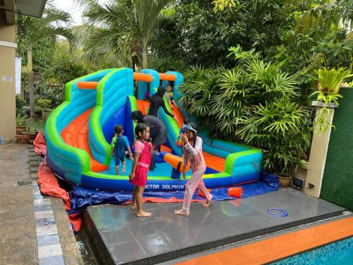 新山的住宿－Suria 1 Homestay JB with Private Pool，一群在充气游戏结构中玩耍的孩子