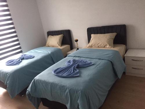two beds sitting next to each other in a bedroom at homeland residans in Tokat