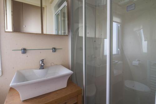 a bathroom with a sink and a shower at Great 6 Berth Caravan By The Beach At California Cliffs In Scratby Ref 50010l in Great Yarmouth