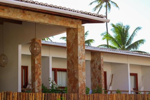 una casa con una valla de madera delante de ella en Pousada Casa de Hóspedes, en Icaraí