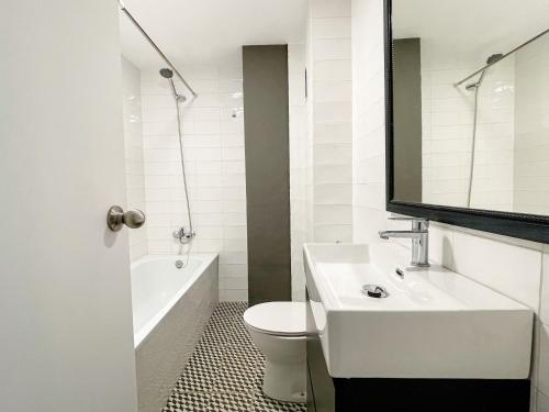 豐希羅拉的住宿－Luxury Family Holiday Homes - Sol Playa Fuengirola，浴室配有盥洗盆、卫生间和浴缸。
