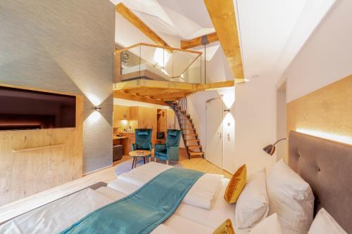 1 dormitorio con 1 cama grande y una escalera en Hotel Langenwaldsee, en Freudenstadt