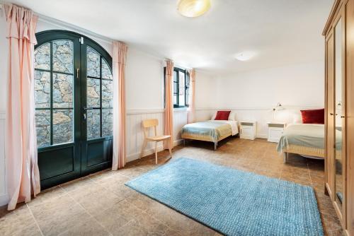 Lanzahost Villa Mimosa في بونتا موخيريس: غرفة نوم بسريرين وسجادة زرقاء