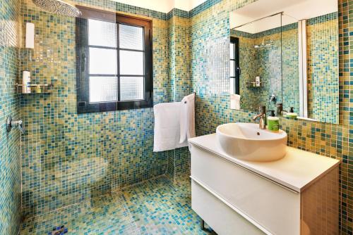 Lanzahost Villa Mimosa في بونتا موخيريس: حمام مع حوض ومرآة
