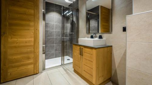 une salle de bain avec un lavabo et une douche dans l'établissement Appartement Green, à Chamonix-Mont-Blanc