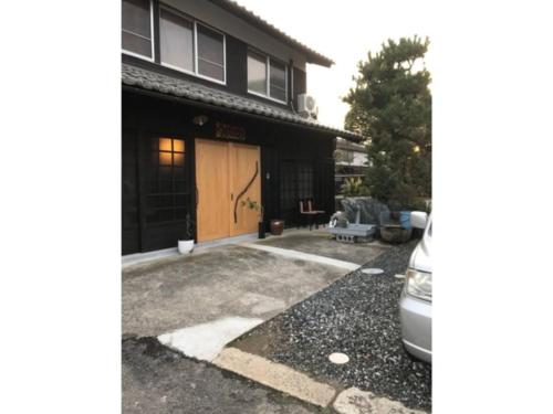 Kishida House - Vacation STAY 78228v في ناغاهاما: منزل به ممر ومرآب