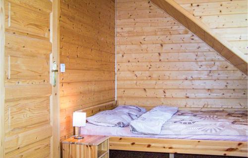 シャノジェンティにあるAwesome Home In Sianozety With 2 Bedrooms And Wifiの木製の壁の木製の部屋のベッド1台