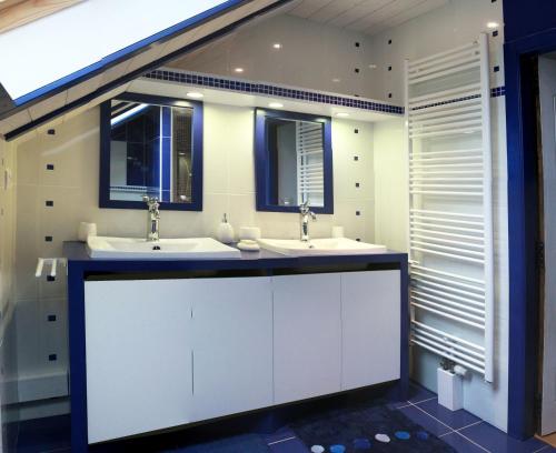 - Baño con 2 lavabos y 2 espejos en Gîte Le Pic Drille, en Charmont-sous-Barbuise