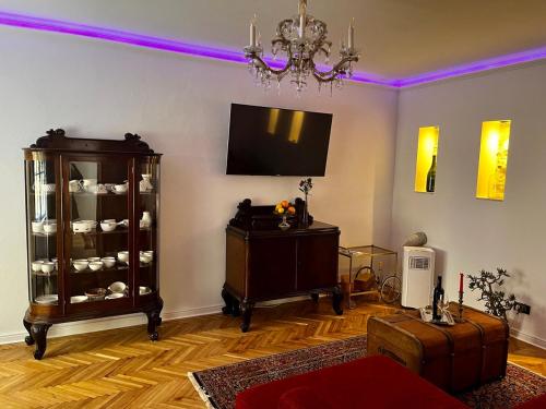 salon z telewizorem i żyrandolem w obiekcie Varga Apartman w mieście Sopron