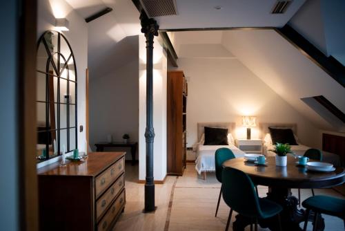 Habitación con 1 cama, 1 mesa y 1 dormitorio. en Fabulos Ático con vistas al Monasterio en San Lorenzo de El Escorial