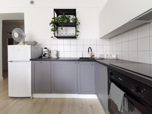 kuchnia z białą lodówką i zlewem w obiekcie SPACIOUS & quiet Apt - Old Town & Kazimierz w Krakowie