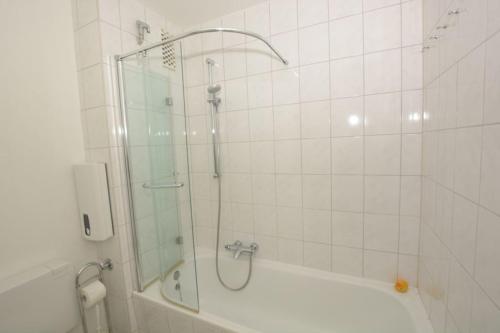 Das Bad ist mit einer Dusche und einer Badewanne ausgestattet. in der Unterkunft 13-36, sehr Strandnah, im Herzen Westerlands, Westbalkon, 1 Zi in Westerland
