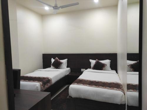 Postel nebo postele na pokoji v ubytování Hotel Paradise - Biswanath Chariali