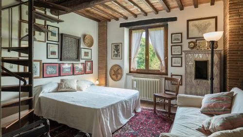 1 dormitorio con 1 cama y 1 sofá en una habitación en VILLA DUE VIGNE 8, Emma Villas, en Monte Castello di Vibio