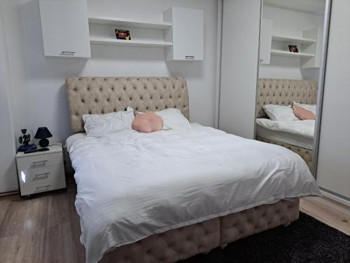Un pat sau paturi într-o cameră la Bob Residence & pool