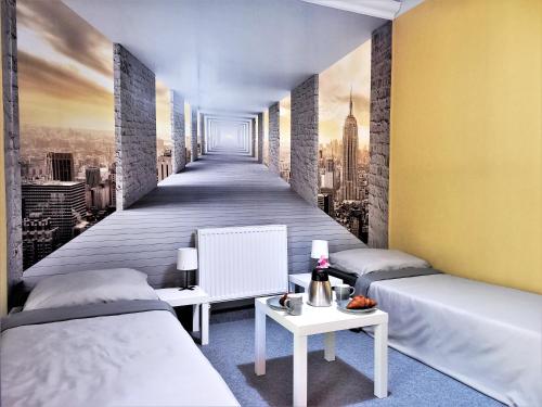 Pokój z dwoma łóżkami i długim molo w obiekcie Pensjonat Pocztówka w mieście Zgierz