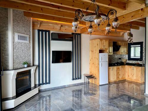 cocina con armarios de madera y nevera blanca en ZK Wooden Village en Sapanca