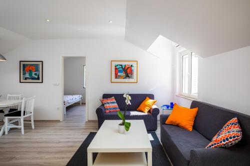 ein Wohnzimmer mit einem Sofa und einem Tisch in der Unterkunft Apartments Katarina in Dubrovnik