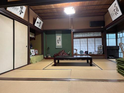 um quarto com uma mesa de pingue-pongue no meio em みのる庵 