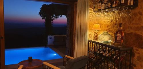 una piscina en una habitación con ventana en Casa BelaVista Penela - Charming Guest House - Adults Only, en Penela