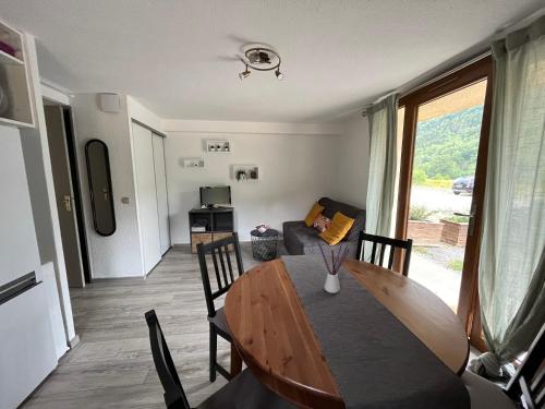 une salle à manger avec une table et un canapé dans l'établissement Appartement en station de ski, à Porté-Puymorens