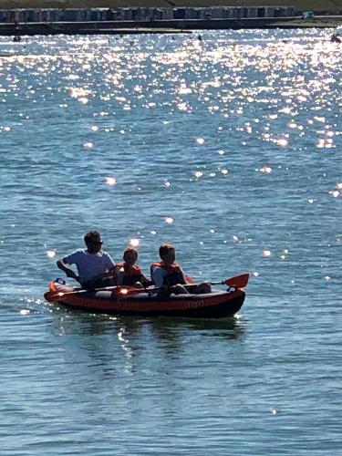 un grupo de personas en un barco en el agua en GOOD SHIP LOLLIPOP LODGE - Birchington-on-Sea - 6 mins drive to Minnis Bay Beach en Kent