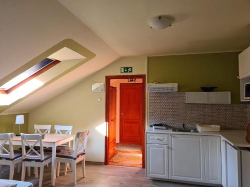 A kitchen or kitchenette at Palantír Panzió