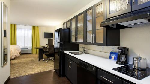 Η κουζίνα ή μικρή κουζίνα στο Candlewood Suites Carrollton by IHG