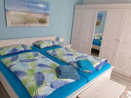 1 dormitorio con 2 camas con almohadas en Ferienhaus am Südstrand Borkum en Borkum