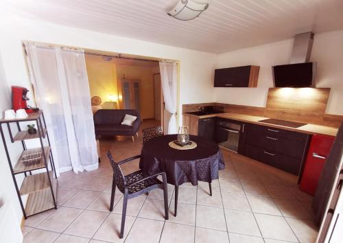 Kuchyň nebo kuchyňský kout v ubytování Gîtes sud Ardèche Lou Quiéou