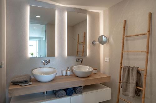 łazienka z dwiema umywalkami i lustrem w obiekcie Infinity Horizon Apartment - Costa Blanca w mieście Cumbre del Sol