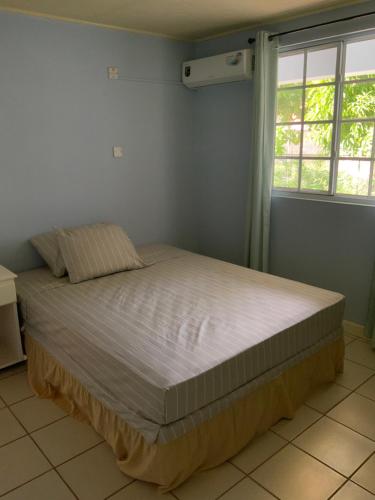 Postel nebo postele na pokoji v ubytování Marveys Place Apartment