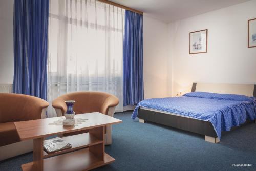 Un pat sau paturi într-o cameră la Hotel Iris