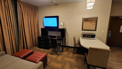 TV a/nebo společenská místnost v ubytování Staybridge Suites Denver Downtown by IHG