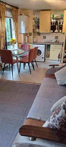 cocina y sala de estar con mesa y sillas en Modern aparment by Brick Lane, London, en Londres