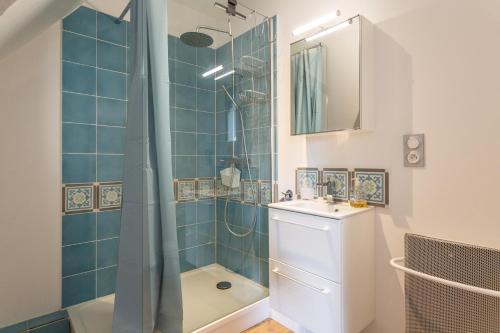 a bathroom with a shower and a sink at Clubhouse Gites in Beussent